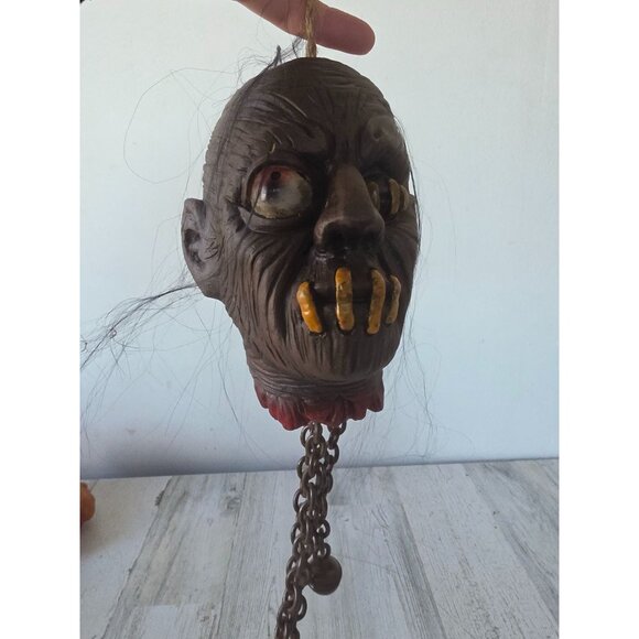 Vintage rattling chains zombie head mini Halloween beheaded hanging Halloween de - Picture 4 of 10